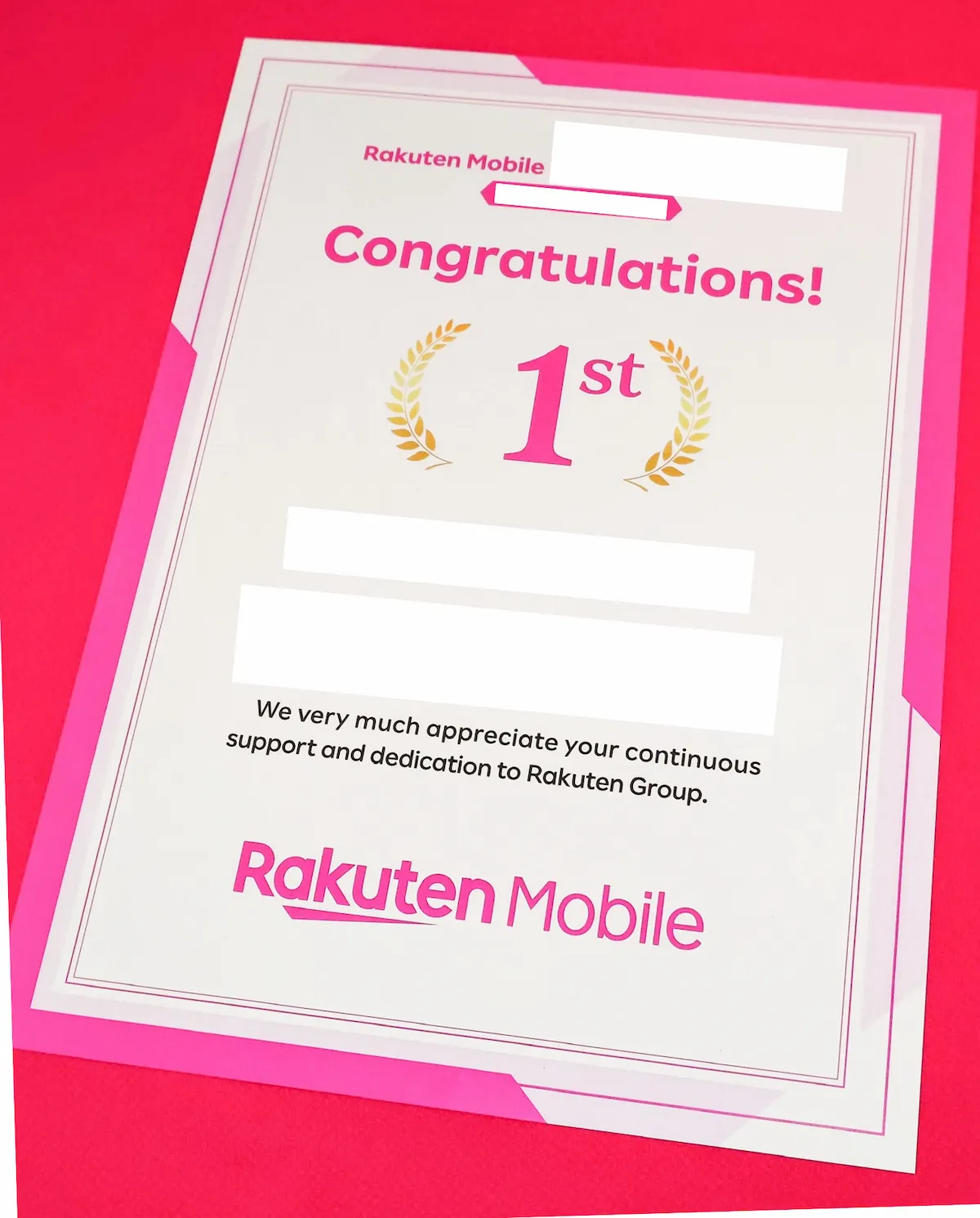 楽天モバイルから贈られた表彰状。「Congratulations!」の見出しと月桂冠に囲まれた「1st」の文字、Rakuten Mobileのロゴが記載されている（氏名など個人情報部分はマスキング済み）