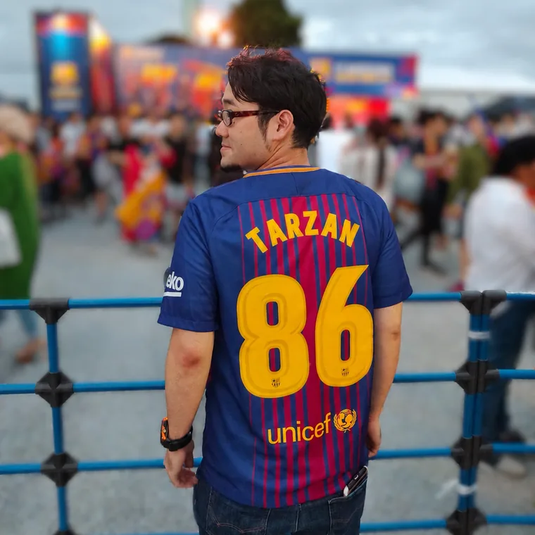 運営者の後ろ姿。FCバルセロナのユニフォームを着ており、背中に「TARZAN」「86」と入っている